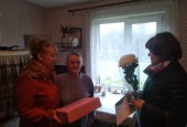 Жительницу п. Лесодолгоруково поздравили сотрудники ТУ Новопетровское и вручили подарок от Губернатора Московской области.
