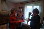 Жительницу п. Лесодолгоруково поздравили сотрудники ТУ Новопетровское и вручили подарок от Губернатора Московской области.