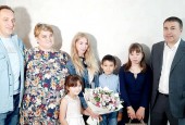 Глава г.о. Истра А.Г. Вихарев передал ключи от новой квартиры Комаровой Татьяне