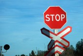 26 и 28 октября на двух участх ж/д путей будут производиться неотложные ремонтные работы по замене рельсошпальной решетки с разборкой переездного настила на железнодорожных переездах
