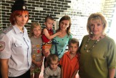 В Истре полицейские и  члены Общественного совета в рамках акции «Каникулы с общественным советом» посетили детей из малообеспеченных семей
