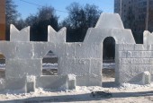 В Истре в рамках проекта «Зима в Подмосковье» на радость жителям установили ледяной городок и залили каток на площади Дружбы.