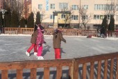 В Истре в рамках проекта «Зима в Подмосковье» на радость жителям установили ледяной городок и залили каток на площади Дружбы.