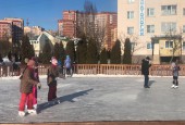 В Истре в рамках проекта «Зима в Подмосковье» на радость жителям установили ледяной городок и залили каток на площади Дружбы.