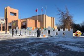 В Истре в рамках проекта «Зима в Подмосковье» на радость жителям установили ледяной городок и залили каток на площади Дружбы.