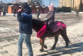 В Истре в рамках проекта «Зима в Подмосковье» на радость жителям установили ледяной городок и залили каток на площади Дружбы.