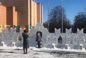 В Истре в рамках проекта «Зима в Подмосковье» на радость жителям установили ледяной городок и залили каток на площади Дружбы.