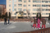 В Истре в рамках проекта «Зима в Подмосковье» на радость жителям установили ледяной городок и залили каток на площади Дружбы.