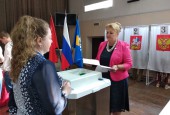 Наталья Санина, действующий депутат Государственной Думы, только что проголосовала в Доме Культуры Агрогородка.